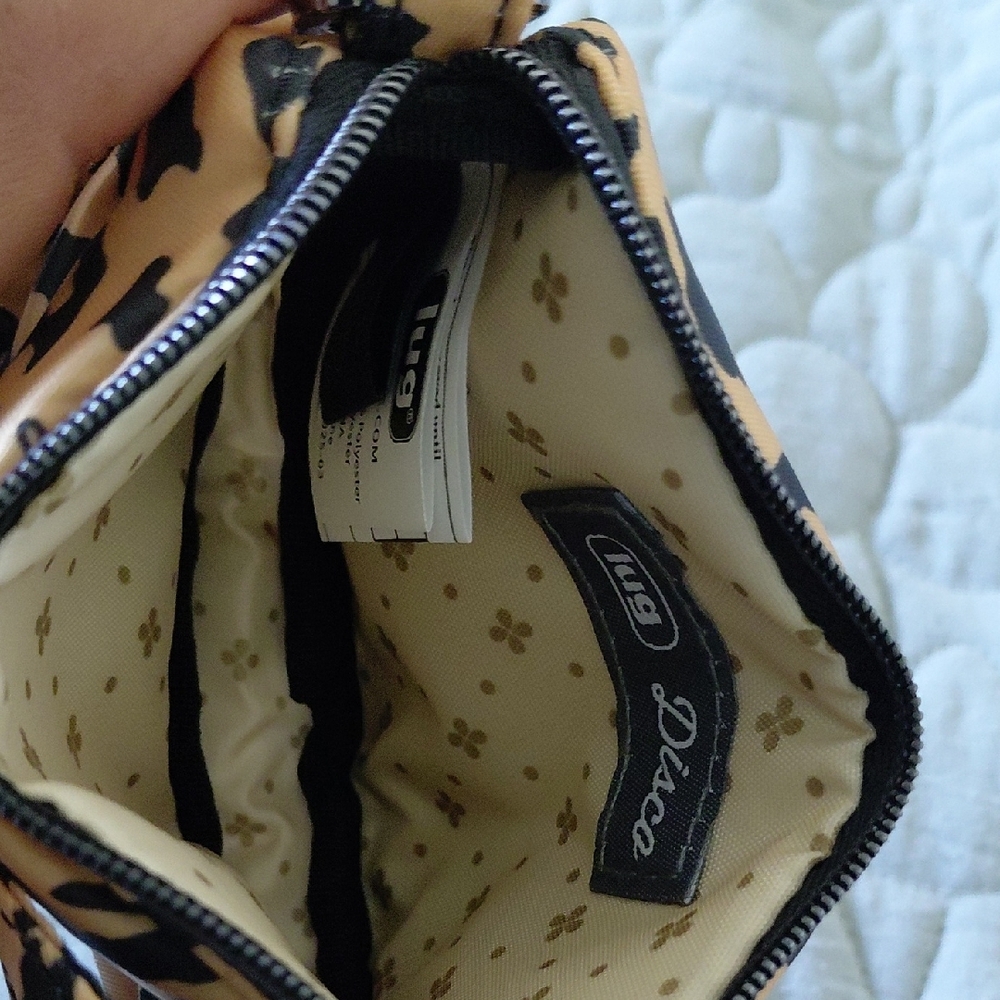 Lug Leopard Pattern Wristlet - Picture 4 of 5